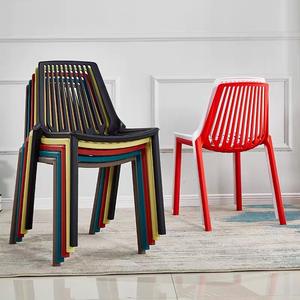 كرسي بلاستيكي أسود بدون ذراعين قابل للتكديس للمطاعم في الهواء الطلق، تصميم عصري من الراتنج بسعر الجملة من المصنع - Product Image 1