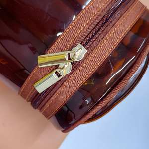 Brun PVC Transparent Seau Cylindre Maquillage Sac Personnalisé Lettre Cosmétique Sac Double Fermeture Éclair Poignée Sac - Product Image 6