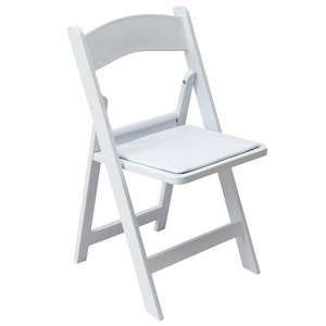 Chaise blanche rembourrée pliante en résine d'Amérique à prix d'usine pour la location d'événements et de mariages - Product Image 1