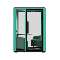 Cabine insonorisée mobile moderne avec design modulaire, pod de réunion acoustique privé pour hôtel, incluant un canapé et un bureau