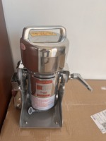 Pulvérisateur de poudre à moteur et roulement haute vitesse, broyeur cosmétique, machine de laboratoire en acier inoxydable pour la transformation alimentaire, à économie d'énergie