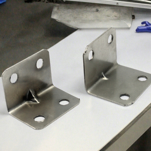 ขายึดโลหะขนาดเล็กสำหรับมุมเฟอร์นิเจอร์ สแตนเลสทรงมุมฉาก - Product Image 2