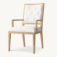 Fauteuil de salle à manger artisanal en chêne massif avec dossier capitonné blanc, assise en tissu rembourré et accoudoirs géométriques pour salles à manger de luxe