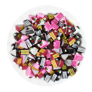 Cabujón <span class=keywords><strong>de</strong></span> resina con reverso plano para pastel triangular <span class=keywords><strong>de</strong></span> fresa simulado para hacer joyería DIY, casa <span class=keywords><strong>de</strong></span> muñecas, relleno <span class=keywords><strong>de</strong></span> limo <span class=keywords><strong>de</strong></span> comida en miniatura - Product Image 1