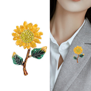 เข็มกลัดคริสตัลประดับเพชรเคลือบทองคำขาวแบบกำหนดเอง Noble Sunflower ป้องกันการลื่นไถล เครื่องประดับโลหะผสม ของขวัญสำหรับเข้าเรียนมหาวิทยาลัย ของขวัญแต่งงาน สำหรับทุกเพศ - Product Image 6