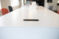 Table de bar moderne pour bureau à domicile avec prise électrique dissimulée, étagère de rangement ouverte, comptoir de réception pour espace personnel, bureau en bois surélevé