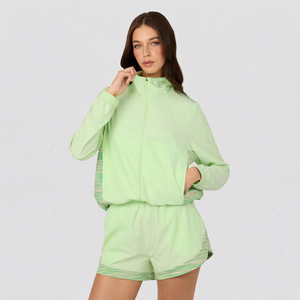 Ensemble veste coupe-vent légère et short vert pour femme, survêtement athlétique à capuche avec fermeture éclair intégrale, tenue décontractée avec panneaux latéraux contrastés - Product Image 1