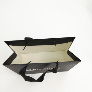 Bolsa de papel mate negra personalizada con asas de cinta de satén negra, bolsa de papel de regalo boutique con logo impreso en rosa para ropa y cosméticos - Product Image 4