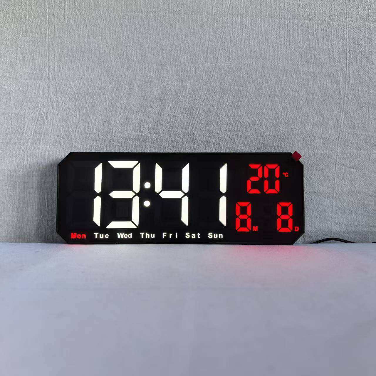 เปลือกสีดำพร้อมไฟสีขาวแดง