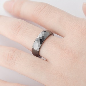 고품질 커플 반지 마름모꼴 다면체 세라믹 망 반지 블랙 화이트 쥬얼리 - Product Image 3