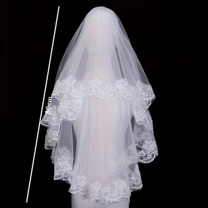 Velo da Sposa Corto Bianco a 2 Strati con Applicazioni, Elegante Bordo in Pizzo e Motivi Floreali - Product Image 2