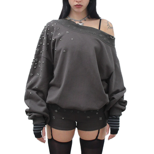 Sweat-shirt surdimensionné gris anthracite à logo personnalisé pour femme, style gothique, avec clous, épaules dénudées, rivets métalliques et œillets, manches longues - Product Image 1