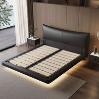 Chambre principale luxueuse avec lit double, équipée d'un système d'éclairage LED et d'un cadre de lit souple suspendu