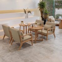 Combinaison Table et Chaises Commerciales 4 Personnes en Bois Massif Style Moderne Personnalisable pour Cafés, Bars, Gîtes et Salons de Thé