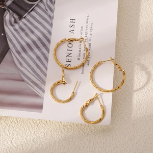 ACEWORKS Ensemble de boucles d'oreilles créoles multiformes en acier inoxydable plaqué or pour femmes |   Boucles d'oreilles Huggie texturées multi-tailles |   Tendance INS - Product Image 3