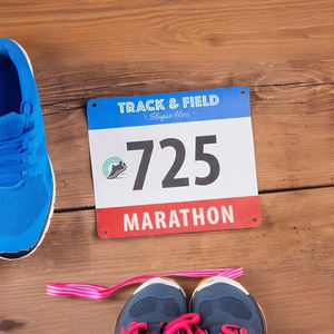 ป้ายชื่อแข่งขัน <span class=keywords><strong>Tyvek</strong></span> แบบกำหนดเอง พิมพ์สีเต็มรูปแบบ มีกาวในตัวหรือแบบติดเข็มกลัด กันน้ำ ทนต่อการฉีกขาด - Product Image 1