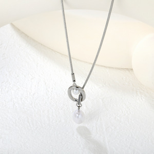 Collier chaîne de pull en acier inoxydable avec pendentif géométrique creux en perle et pompon, style rétro et tendance - Product Image 3