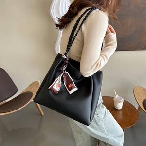 Bolsos de Hombro Tipo Tote Cruzados de Diseño Elegante para Mujer, en Cuero PU Acolchado con Hilo Cruzado, con una Sola Correa - Product Image 5