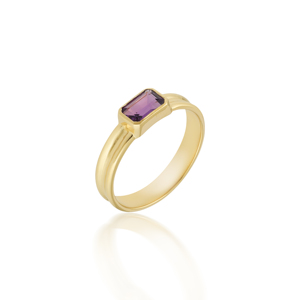 Bague signet en or jaune sertie d'une améthyste taille émeraude, montée en clos. Une bague signet raffinée avec une améthyste taille émeraude sertie horizontalement. - Product Image 1