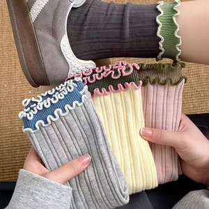 ถุงเท้าผู้หญิงสีสันตัดกัน ขอบระบาย ผ้าฝ้าย ระบายอากาศได้ดี ความยาวครึ่งน่อง สไตล์หวานสำหรับวัยรุ่น - Product Image 2