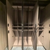 Casillero de gimnasio de club de fútbol de estilo personalizado, vestuario laminado compacto de madera HPL con estructura ensamblada de bloqueo de llave electrónica