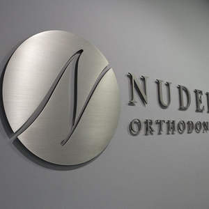 Lettres Murales Logo en Acrylique Doré 3D pour Décoration - Product Image 5