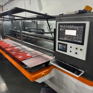 Impresora DTG de Algodón de 70x60cm, 8 Estaciones, 8 Cabezales I3200, 300 P/H, Sistema de Autolimpieza de Fácil Operación, Imprime 4 Camisetas - Product Image 2