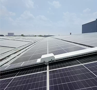 Robot de nettoyage de panneaux solaires suspendus à commande automatique intelligente pour fermes solaires simples ou multi-chaînes