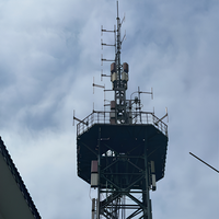 Tour de diffusion télévisuelle en treillis d'acier certifiée AWS YingHao, résistante aux typhons de catégorie 12, durée de vie de plus de 50 ans pour une fiabilité accrue