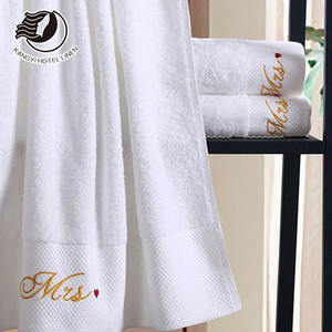 Juego de Toallas Blancas de Algodón 100% con Ribete Dobby y Logotipo Bordado para Hotel, Manos, Cara y Baño - Product Image 2