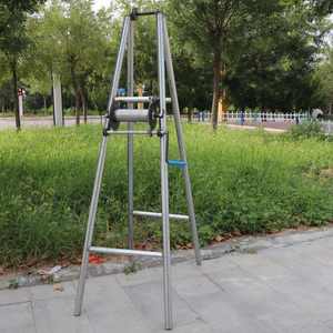 Treuil manuel à pompe sur trépied de 185 cm avec engrenage agrandi et câble métallique pour puits profonds - Product Image 4