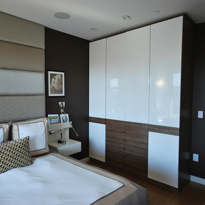 Armoire de qualité supérieure, fabrication soignée, résistante à l'usure, pour rangement personnalisé dans la chambre à coucher - Product Image 1