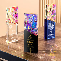 Trophée de plaque en verre cristal arc-en-ciel personnalisé avec base bleu noir clair