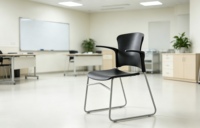 Chaise de conférence ergonomique moderne en plastique rembourré avec dossier incurvé et base en métal pour salles de réunion de bureau