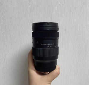 ใช้เลนส์ 28-70 มม. f/2.8 DG DN C E — น้ำหนักเบาพิเศษ 470 กรัม ระบบทรินิตี้ ค่า f/2.8 คงที่ สภาพดีเยี่ยม! - Product Image 2