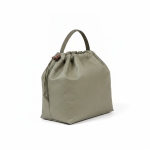 Sac seau en Tyvek noyer, silhouette souple, cordon de serrage ton sur ton, embout de cordon en cuir, couleur personnalisée, sac lifestyle - Product Image 4