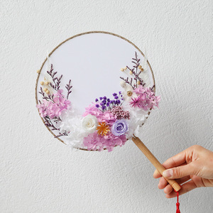 Artisanat fait main : Fleurs de rose mélangées, fleurs séchées préservées avec éventail rond chinois DIY, éventail de danse en fleurs séchées - Product Image 5