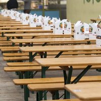 Ensemble de table à bière en bois massif de cour extérieure de loisirs robuste en usine avec bancs
