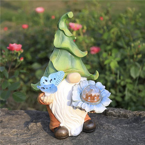Estatua de resina de Gnomo de jardín, figura de nome que sostiene <span class=keywords><strong>Orb</strong></span> mágico y mariposa con luces LED solares, decoración de verano para exteriores - Product Image 4