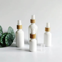 Flacon pulvérisateur rond en porcelaine blanche de haute qualité de 15 ml, 30 ml, 50 ml, 100 ml avec bouchon pulvérisateur en bambou pour emballage cosmétique