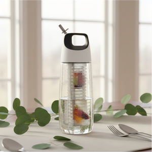 Botella de Agua Deportiva de Plástico Tritan de 700 ml (24 oz), Libre de BPA, con Filtro para Frutas, Apta para Agua Hirviendo, con Logotipo Personalizado, Venta al Por Mayor - Product Image 1