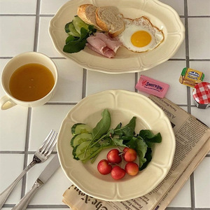 Assiette en céramique de style rétro européen haut de gamme, motif dentelle en relief, blanc pur, jetable, pour petit-déjeuner et collations, vaisselle - Product Image 1