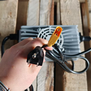 Chargeur de batterie au lithium pour scooter électrique Ebike 72V 5A Entrée 110V 220V Sortie 72V 84V avec connecteur XT90 HXL7205PNS - Product Image 5