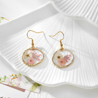 Vente en gros, promotion : Boucles d'oreilles pendantes en résine avec fleurs séchées préservées de formes variées, style bohème floral, pour femmes