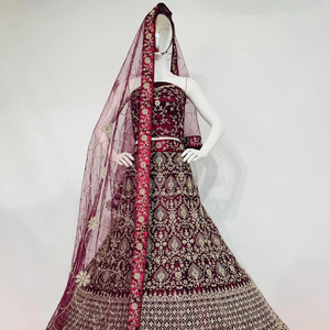 ชุดเดรสลำลองแวววาวเสื้อเบลาส์หนาเต็มตัวประดับด้วยหินสีเงินระยิบระยับและเพชร - Product Image 1