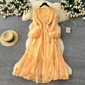Boutique Großhandel 2026 Herbst Neues Modisches Französisches V-Ausschnitt Kleid mit Laternenärmeln und Hoher Taille Schlankmachendes Bedrucktes Damenkleid - Product Image 5