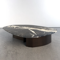 Table basse en marbre irrégulier Dream Home Organic, avec détails incurvés artistiques incrustés, support bronze foncé, mobilier haut de gamme pour villa.