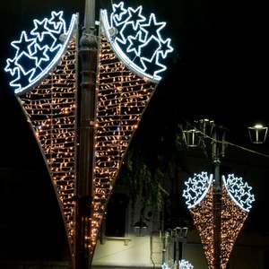 Poteau d'éclairage LED pour créer une ambiance festive et décorer les espaces publics - Product Image 1