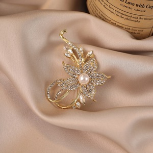 เข็มกลัดมินิคริสตัลรูปผึ้งประดับเพชรพลอย เข็มกลัดโลหะสำหรับผ้าพันคอ เข็มกลัดแฟชั่นสำหรับผู้หญิง เข็มกลัดตกแต่งเสื้อผ้า เข็มกลัดน่ารัก - Product Image 4