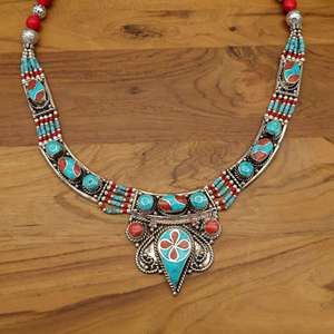 Collar Boho Grueso de Plata con Incrustaciones de Piedras Rojas y Azules, Estilo Vintage Tibetano Geométrico Tribal - Product Image 2